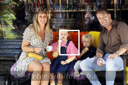Amsterdam 18 augustus 2020
Robert Doornbos met zijn vriendin Chantal Bles en hun kinderen ijsje eten op de cornelis schuytstraat
