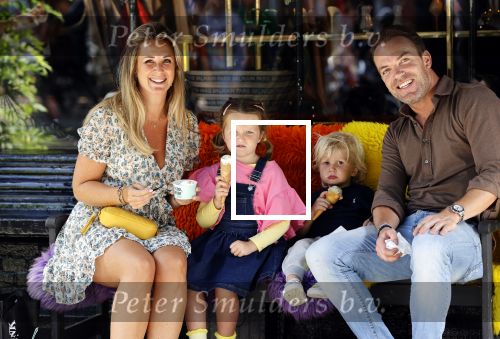 Amsterdam 18 augustus 2020
Robert Doornbos met zijn vriendin Chantal Bles en hun kinderen ijsje eten op de cornelis schuytstraat