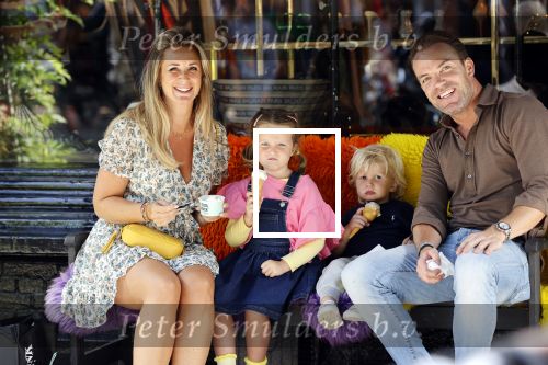 Amsterdam 18 augustus 2020
Robert Doornbos met zijn vriendin Chantal Bles en hun kinderen ijsje eten op de cornelis schuytstraat