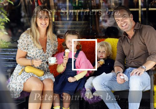 Amsterdam 18 augustus 2020
Robert Doornbos met zijn vriendin Chantal Bles en hun kinderen ijsje eten op de cornelis schuytstraat