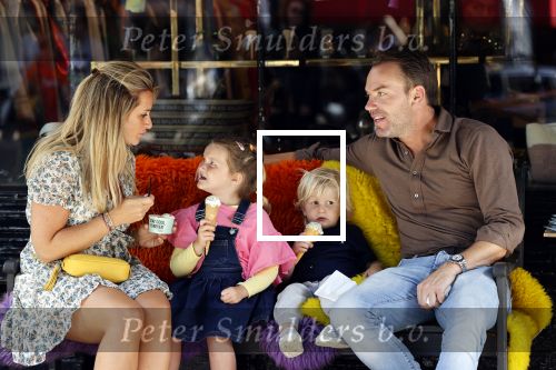 Amsterdam 18 augustus 2020
Robert Doornbos met zijn vriendin Chantal Bles en hun kinderen ijsje eten op de cornelis schuytstraat