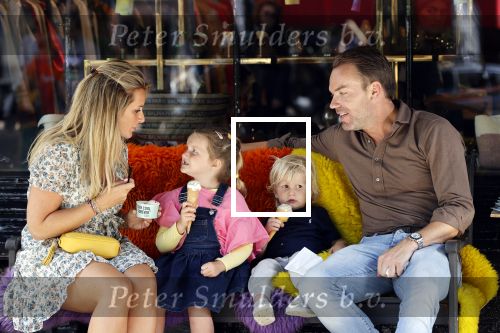 Amsterdam 18 augustus 2020
Robert Doornbos met zijn vriendin Chantal Bles en hun kinderen ijsje eten op de cornelis schuytstraat