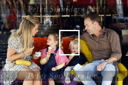 Amsterdam 18 augustus 2020
Robert Doornbos met zijn vriendin Chantal Bles en hun kinderen ijsje eten op de cornelis schuytstraat