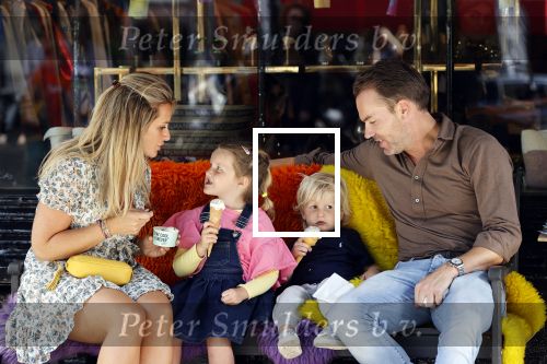 Amsterdam 18 augustus 2020
Robert Doornbos met zijn vriendin Chantal Bles en hun kinderen ijsje eten op de cornelis schuytstraat