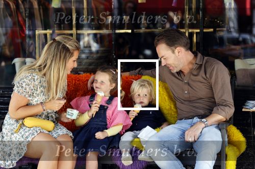 Amsterdam 18 augustus 2020
Robert Doornbos met zijn vriendin Chantal Bles en hun kinderen ijsje eten op de cornelis schuytstraat