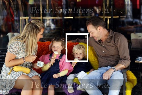 Amsterdam 18 augustus 2020
Robert Doornbos met zijn vriendin Chantal Bles en hun kinderen ijsje eten op de cornelis schuytstraat