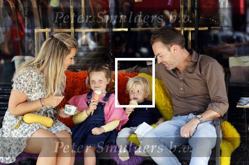 Amsterdam 18 augustus 2020
Robert Doornbos met zijn vriendin Chantal Bles en hun kinderen ijsje eten op de cornelis schuytstraat