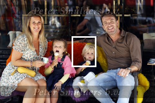 Amsterdam 18 augustus 2020
Robert Doornbos met zijn vriendin Chantal Bles en hun kinderen ijsje eten op de cornelis schuytstraat