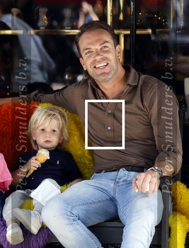 Amsterdam 18 augustus 2020
Robert Doornbos met zijn vriendin Chantal Bles en hun kinderen ijsje eten op de cornelis schuytstraat