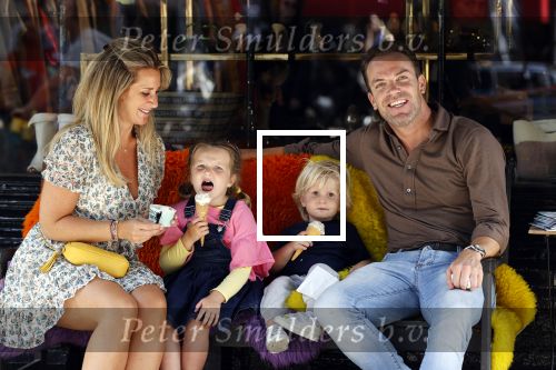 Amsterdam 18 augustus 2020
Robert Doornbos met zijn vriendin Chantal Bles en hun kinderen ijsje eten op de cornelis schuytstraat