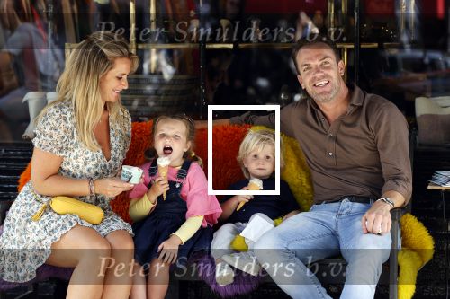 Amsterdam 18 augustus 2020
Robert Doornbos met zijn vriendin Chantal Bles en hun kinderen ijsje eten op de cornelis schuytstraat