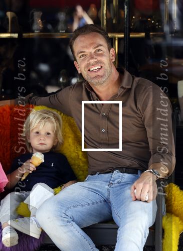Amsterdam 18 augustus 2020
Robert Doornbos met zijn vriendin Chantal Bles en hun kinderen ijsje eten op de cornelis schuytstraat