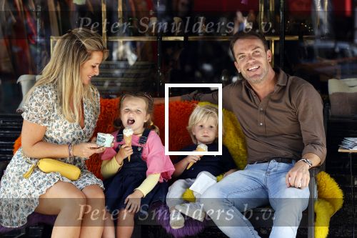 Amsterdam 18 augustus 2020
Robert Doornbos met zijn vriendin Chantal Bles en hun kinderen ijsje eten op de cornelis schuytstraat