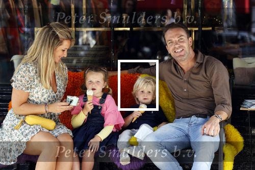 Amsterdam 18 augustus 2020
Robert Doornbos met zijn vriendin Chantal Bles en hun kinderen ijsje eten op de cornelis schuytstraat
