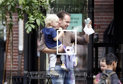 Amsterdam 18 augustus 2020
Robert Doornbos met zijn vriendin Chantal Bles en hun kinderen ijsje eten op de cornelis schuytstraat