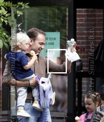 Amsterdam 18 augustus 2020
Robert Doornbos met zijn vriendin Chantal Bles en hun kinderen ijsje eten op de cornelis schuytstraat