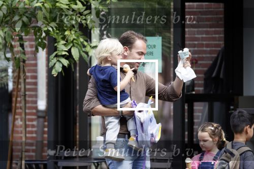 Amsterdam 18 augustus 2020
Robert Doornbos met zijn vriendin Chantal Bles en hun kinderen ijsje eten op de cornelis schuytstraat