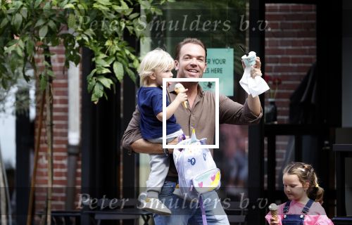 Amsterdam 18 augustus 2020
Robert Doornbos met zijn vriendin Chantal Bles en hun kinderen ijsje eten op de cornelis schuytstraat