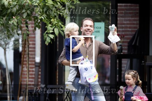 Amsterdam 18 augustus 2020
Robert Doornbos met zijn vriendin Chantal Bles en hun kinderen ijsje eten op de cornelis schuytstraat
