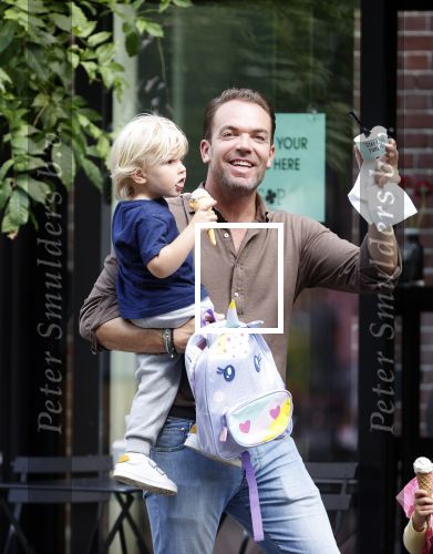 Amsterdam 18 augustus 2020
Robert Doornbos met zijn vriendin Chantal Bles en hun kinderen ijsje eten op de cornelis schuytstraat