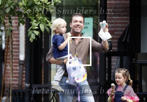 Amsterdam 18 augustus 2020
Robert Doornbos met zijn vriendin Chantal Bles en hun kinderen ijsje eten op de cornelis schuytstraat