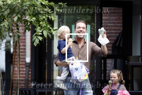 Amsterdam 18 augustus 2020
Robert Doornbos met zijn vriendin Chantal Bles en hun kinderen ijsje eten op de cornelis schuytstraat