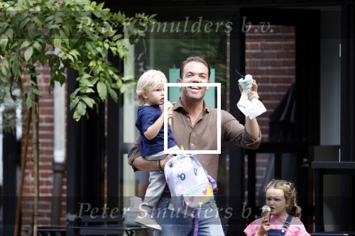 Amsterdam 18 augustus 2020
Robert Doornbos met zijn vriendin Chantal Bles en hun kinderen ijsje eten op de cornelis schuytstraat