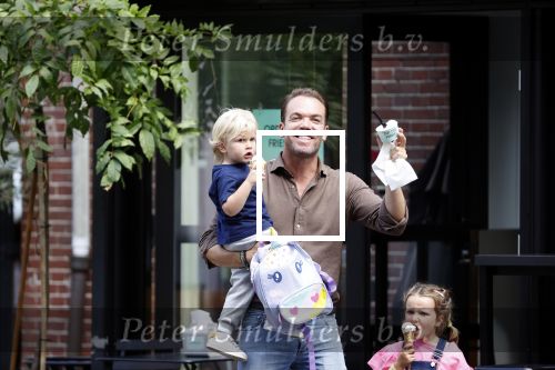Amsterdam 18 augustus 2020
Robert Doornbos met zijn vriendin Chantal Bles en hun kinderen ijsje eten op de cornelis schuytstraat
