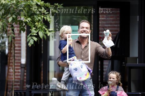Amsterdam 18 augustus 2020
Robert Doornbos met zijn vriendin Chantal Bles en hun kinderen ijsje eten op de cornelis schuytstraat