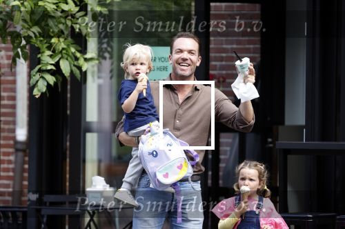 Amsterdam 18 augustus 2020
Robert Doornbos met zijn vriendin Chantal Bles en hun kinderen ijsje eten op de cornelis schuytstraat