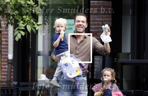 Amsterdam 18 augustus 2020
Robert Doornbos met zijn vriendin Chantal Bles en hun kinderen ijsje eten op de cornelis schuytstraat