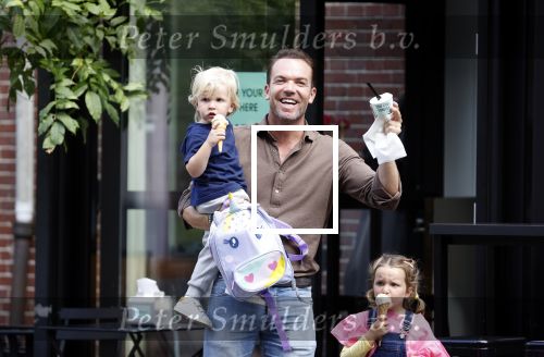 Amsterdam 18 augustus 2020
Robert Doornbos met zijn vriendin Chantal Bles en hun kinderen ijsje eten op de cornelis schuytstraat