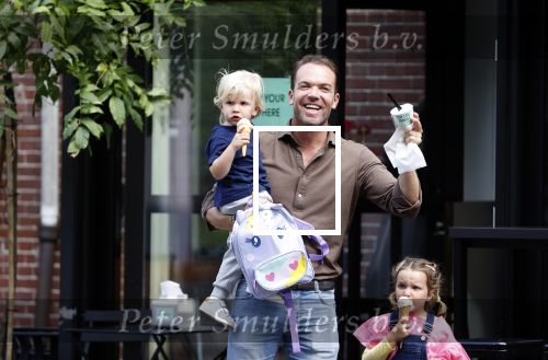 Amsterdam 18 augustus 2020
Robert Doornbos met zijn vriendin Chantal Bles en hun kinderen ijsje eten op de cornelis schuytstraat