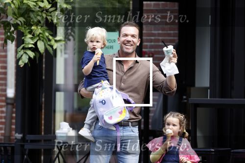 Amsterdam 18 augustus 2020
Robert Doornbos met zijn vriendin Chantal Bles en hun kinderen ijsje eten op de cornelis schuytstraat