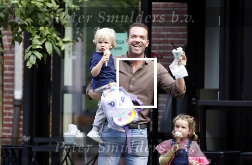 Amsterdam 18 augustus 2020
Robert Doornbos met zijn vriendin Chantal Bles en hun kinderen ijsje eten op de cornelis schuytstraat