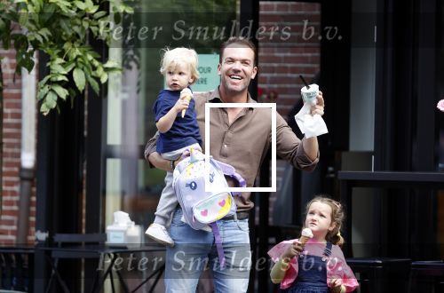Amsterdam 18 augustus 2020
Robert Doornbos met zijn vriendin Chantal Bles en hun kinderen ijsje eten op de cornelis schuytstraat