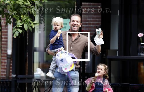 Amsterdam 18 augustus 2020
Robert Doornbos met zijn vriendin Chantal Bles en hun kinderen ijsje eten op de cornelis schuytstraat
