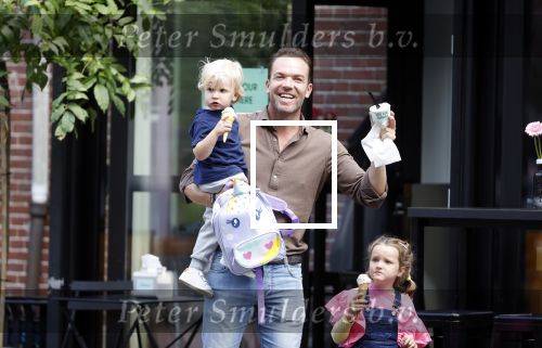Amsterdam 18 augustus 2020
Robert Doornbos met zijn vriendin Chantal Bles en hun kinderen ijsje eten op de cornelis schuytstraat