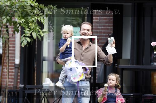 Amsterdam 18 augustus 2020
Robert Doornbos met zijn vriendin Chantal Bles en hun kinderen ijsje eten op de cornelis schuytstraat
