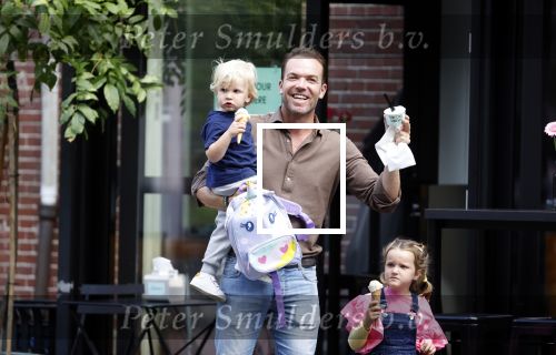Amsterdam 18 augustus 2020
Robert Doornbos met zijn vriendin Chantal Bles en hun kinderen ijsje eten op de cornelis schuytstraat