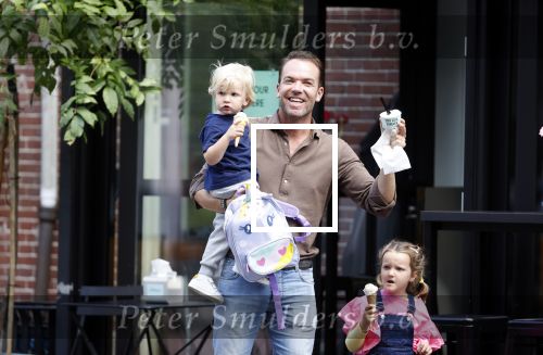 Amsterdam 18 augustus 2020
Robert Doornbos met zijn vriendin Chantal Bles en hun kinderen ijsje eten op de cornelis schuytstraat