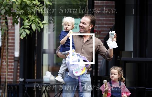 Amsterdam 18 augustus 2020
Robert Doornbos met zijn vriendin Chantal Bles en hun kinderen ijsje eten op de cornelis schuytstraat