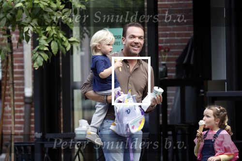 Amsterdam 18 augustus 2020
Robert Doornbos met zijn vriendin Chantal Bles en hun kinderen ijsje eten op de cornelis schuytstraat