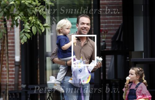 Amsterdam 18 augustus 2020
Robert Doornbos met zijn vriendin Chantal Bles en hun kinderen ijsje eten op de cornelis schuytstraat