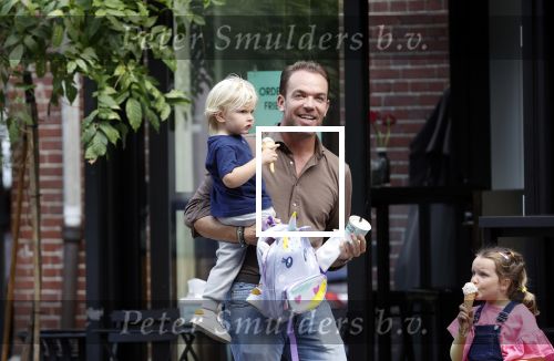 Amsterdam 18 augustus 2020
Robert Doornbos met zijn vriendin Chantal Bles en hun kinderen ijsje eten op de cornelis schuytstraat