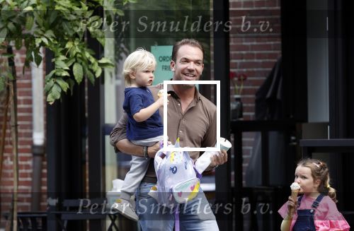Amsterdam 18 augustus 2020
Robert Doornbos met zijn vriendin Chantal Bles en hun kinderen ijsje eten op de cornelis schuytstraat