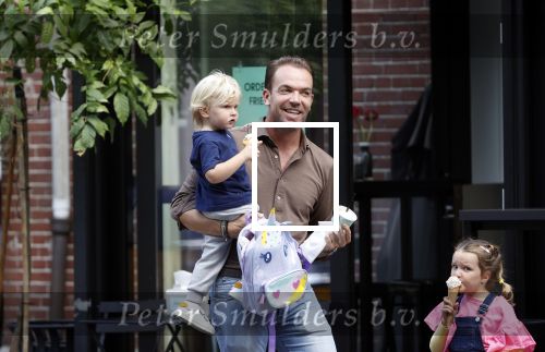 Amsterdam 18 augustus 2020
Robert Doornbos met zijn vriendin Chantal Bles en hun kinderen ijsje eten op de cornelis schuytstraat