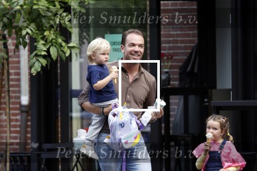 Amsterdam 18 augustus 2020
Robert Doornbos met zijn vriendin Chantal Bles en hun kinderen ijsje eten op de cornelis schuytstraat