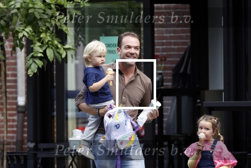 Amsterdam 18 augustus 2020
Robert Doornbos met zijn vriendin Chantal Bles en hun kinderen ijsje eten op de cornelis schuytstraat