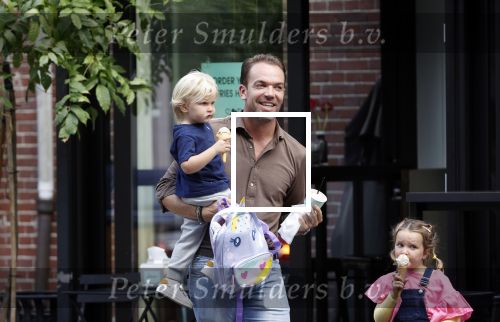 Amsterdam 18 augustus 2020
Robert Doornbos met zijn vriendin Chantal Bles en hun kinderen ijsje eten op de cornelis schuytstraat